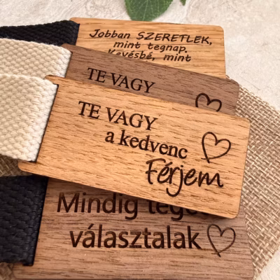 Gravírozott fa kulcstartók kedves üzenetekkel, névvel és dátummal – személyre szabható ajándék pároknak és szeretteknek.