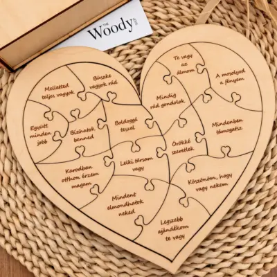 Natúr fa szívpuzzle szív alakú illesztésekkel és gravírozott szerelmes üzenetekkel.